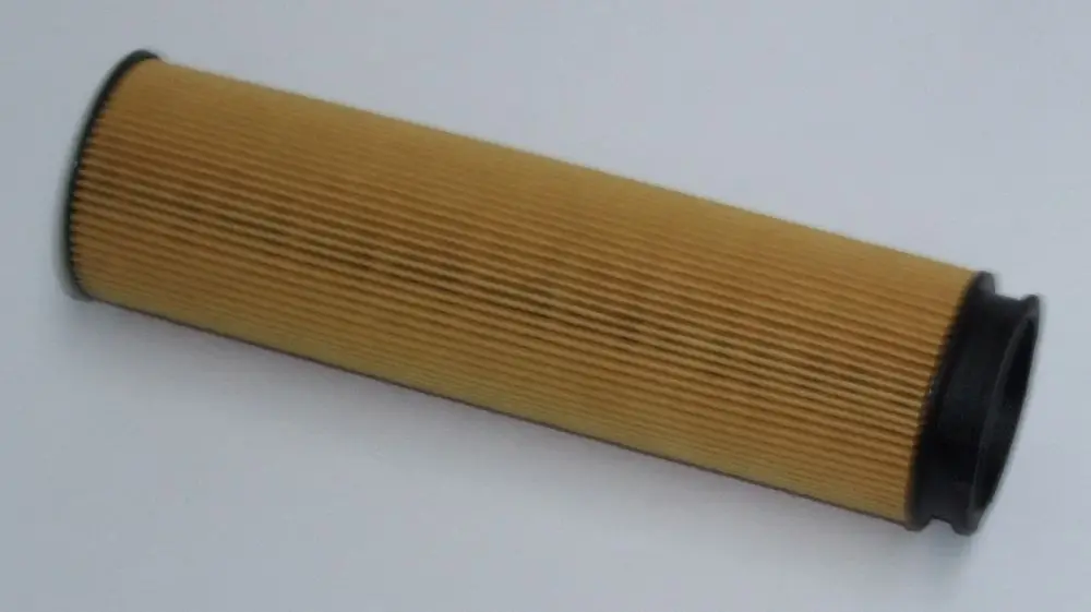 Ölfilter mit zylindrischer Form und geriffelter Oberfläche, hergestellt von Daikin, geeignet für verschiedene Heizsysteme, erkennbar durch die schwarze und braune Farbgebung.